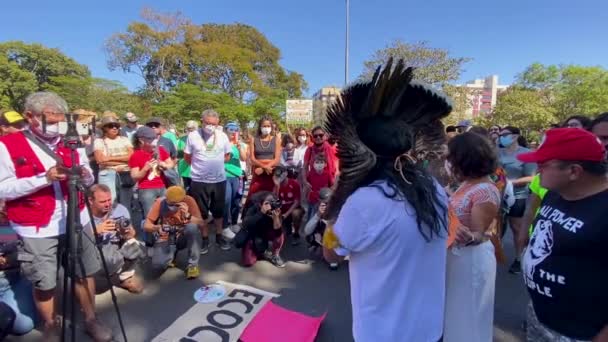 Indigenous Speakers Press All Bystanders Protest Murders Bruno Pereira Dom — Stock Video