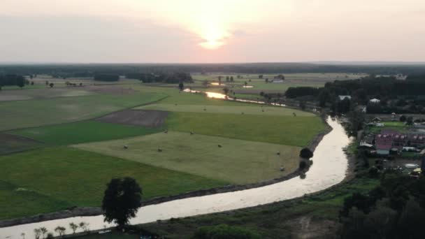 Aerial Sunset Countryside Shot Curly River Farms Fields Gardens Forest — Stockvideo