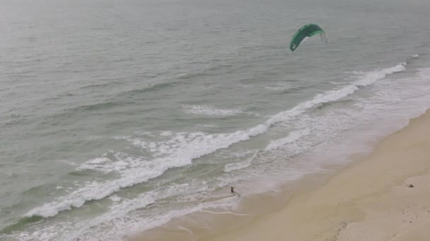 เซอร เฟอร ลมข นไปบนชายหาด และกระโดดลงจากกระดานบนชายหาดในเซ ราล โอนแอฟร — วีดีโอสต็อก