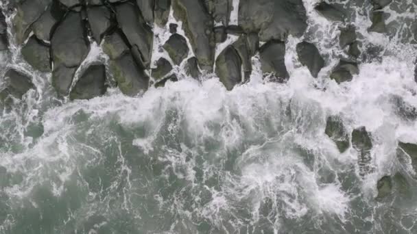 Zpomalený Pohyb Vzduchu Shora Dolů Záběry Vln Oceánu Narážejících Skal — Stock video