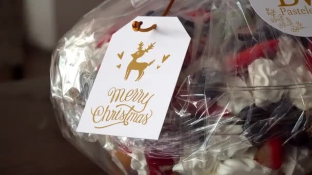 Nahaufnahme Eines Verpackten Dessert Geschenks Mit Einem Weihnachtskartenanhänger — Stockvideo