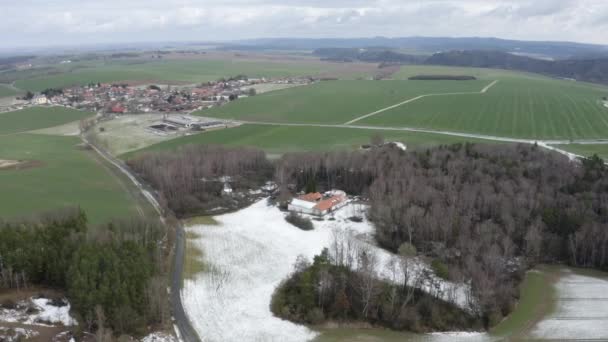 Gospodarstwo Rolne Pokrytym Śniegiem Polem Pobliżu Wsi Czechach Dron — Wideo stockowe