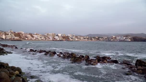 Foto Olas Golpeando Las Rocas Junto Playa San Bartolo Lima — Vídeos de Stock