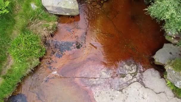 德比郡山顶地区的沼泽地溪流 水流过大大小小的岩石 被低空飞行的无人机击中 — 图库视频影像