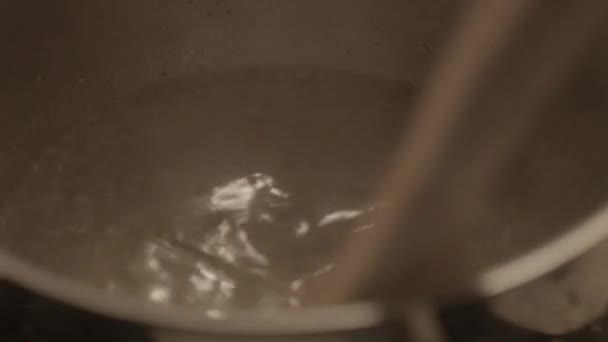 Cooking Close Ξύλινη Σπάτουλα Ανακατεύει Καρυκευμένο Νερό Ζυμαρικών — Αρχείο Βίντεο