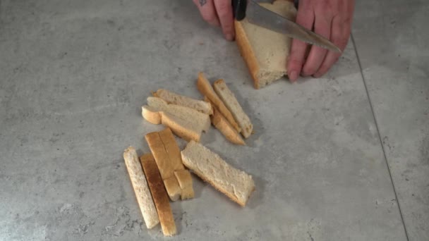 Όψη Overhead Κρούστες Κόβεται Παχύ Λευκό Ψωμί Στην Κορυφή Μετρητή — Αρχείο Βίντεο