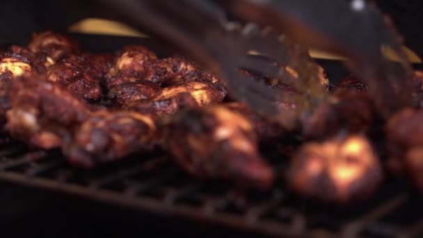 Focus Sélectif Poulet Croustillant Sur Barbecue Retourné Avec Des Pinces — Video