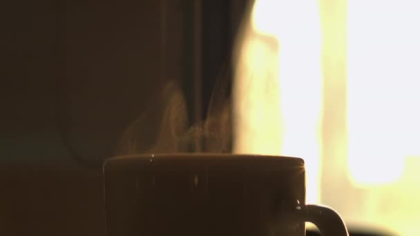 Nahaufnahme Gegenlicht Becher Mit Heißem Kaffee Fenster Dampft Goldenem Licht — Stockvideo