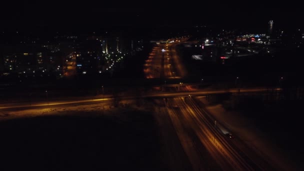 Schwebebahn Nachtzug Überquert Geteilte Autobahn Nahe Dunkler Stadt — Stockvideo