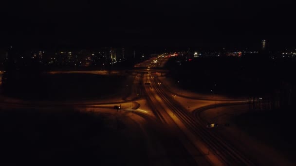 Vinter Natt Antenn Flygning Över Flerfilig Motorväg Utbyte Nära Staden — Stockvideo