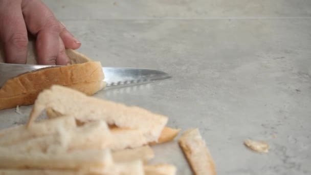 Λευκή Κρούστα Ψωμιού Κομμένη Οδοντωτό Μαχαίρι Μαρμάρινο Πάγκο — Αρχείο Βίντεο