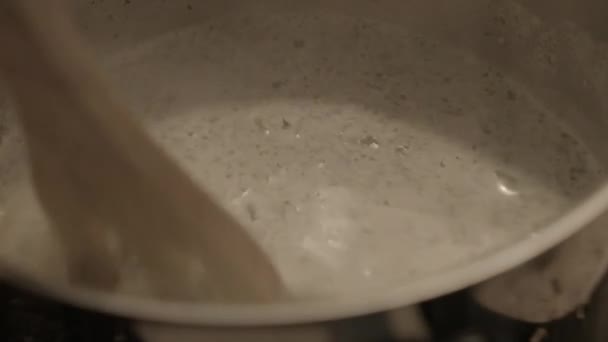 Ångkokning Närbild Rotini Pasta Rörd Krämig Sås Med Spatel — Stockvideo