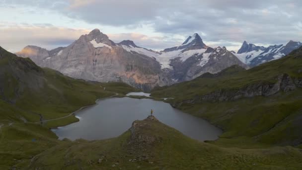 Alpes Aéreos Montaña Suiza Persona Está Disfrutando Vista Grindelwald — Vídeo de stock