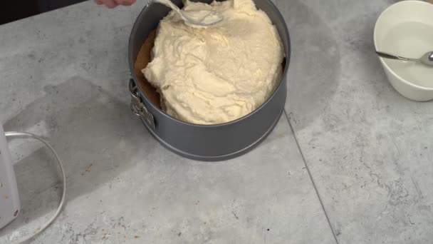 芝士蛋糕填充物用春形平底锅平整地涂在可碎的地壳上 — 图库视频影像