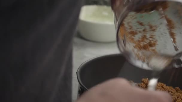 Gros Plan Croûte Gâteau Fromage Versée Mélangeur Dans Une Casserole — Video