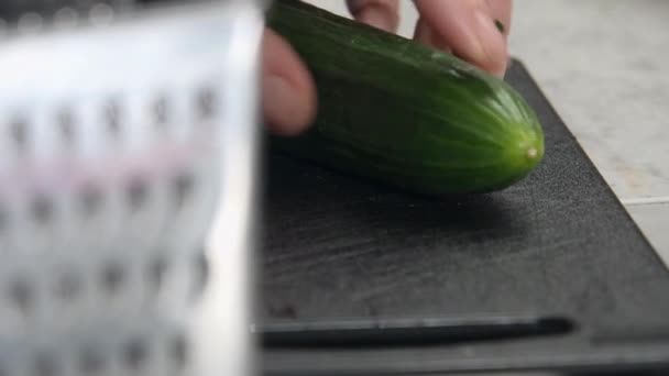 Großaufnahme Gurkenspitze Auf Schwarzem Küchenschneidebrett Abgeschnitten — Stockvideo