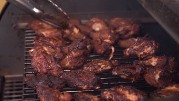 Ali Pollo Cosce Pollo Sulla Griglia Barbecue Caldo Sono Girati — Video Stock