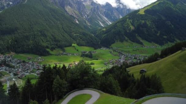 Luftaufnahme Eines Drohnenstarts Von Einer Wiese Mit Kurvenreicher Straße Und — Stockvideo