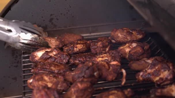 Las Crujientes Alitas Pollo Los Muslos Asan Lentamente Barbacoa Caliente — Vídeos de Stock