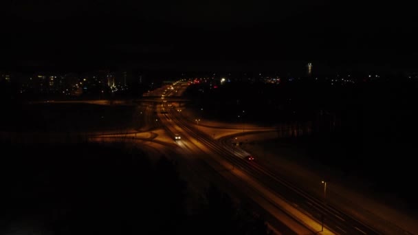 Aéreo Veículo Sai Estrada Dividida Noite Inverno Perto Helsínquia — Vídeo de Stock
