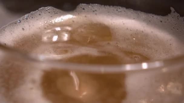 Краплі Крижаного Холодного Пива Розбризкують Склянку Блідого Лайнера Шлю — стокове відео