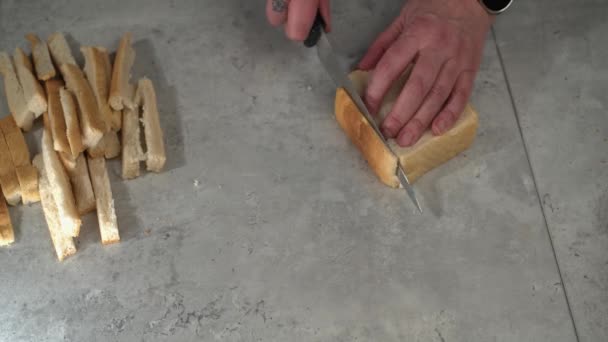 Skorupy Odcięte Plasterki Chleba Marmurowym Blatze Przestrzenią Kopiowania — Wideo stockowe