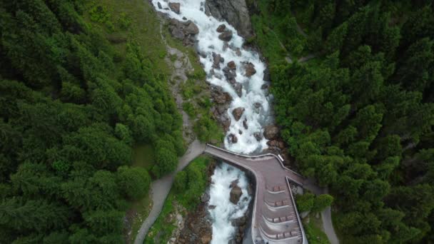 Drohnen Luftaufnahme Von Den Riesigen Grawa Wasserfällen Mit Der Hölzernen — Stockvideo