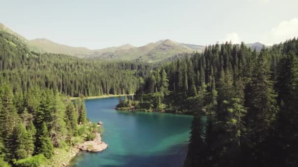 Drone Aéreo Cinematográfico Sobre Belo Lago Montanha Alpino Cercado Por — Vídeo de Stock