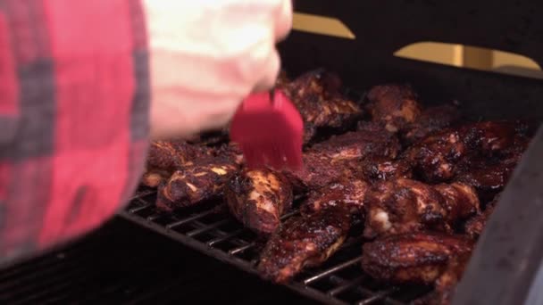 热烤炉上的鸡翅用烧烤酱汁烤得好吃极了 — 图库视频影像
