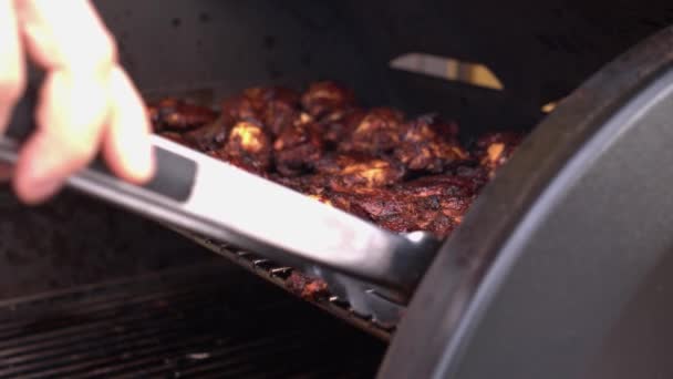 Narrow Focus Golden Brown Chicken Wings Flipped Bbq Grill – Stock-video