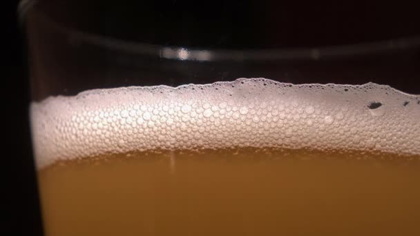 Yakın Plan Köpükler Köpürüyor Bira Bardağının Başında Patlıyor — Stok video