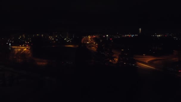 Vol Aérien Nuit Dessus Circulation Routière Divisée Travers Ville Hiver — Video