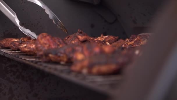Dar Odaklı Barbekü Izgarası Maşayla Çevrilmiş Çıtır Kahverengi Tavuk Kanadı — Stok video