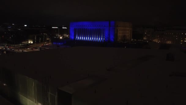 冬の夜の空中上昇ヘルシンキ議会の家 青いライト — ストック動画