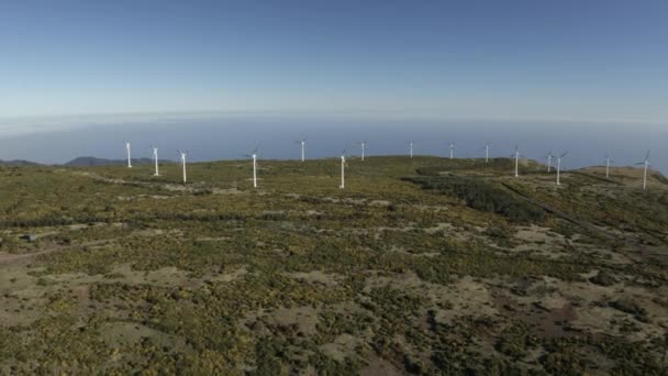 带风力涡轮机的马德拉景观鸟瞰图 — 图库视频影像