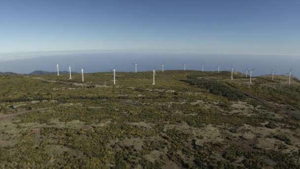 Vista Aérea Del Paisaje Madeira Con Turbina Eólica — Vídeos de Stock