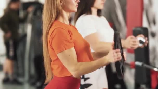 Retrato Cerca Dos Mujeres Deportistas Haciendo Ejercicio Gimnasio Con Kettlebell — Vídeos de Stock