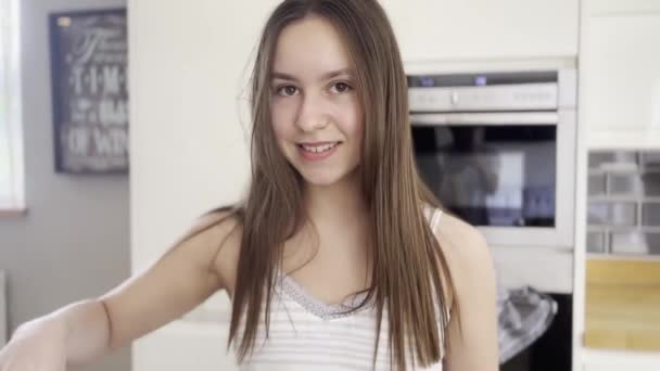 Молодая Женщина Смотрит Делает Глупые Лица Перед Камерой Время Готовит — стоковое видео