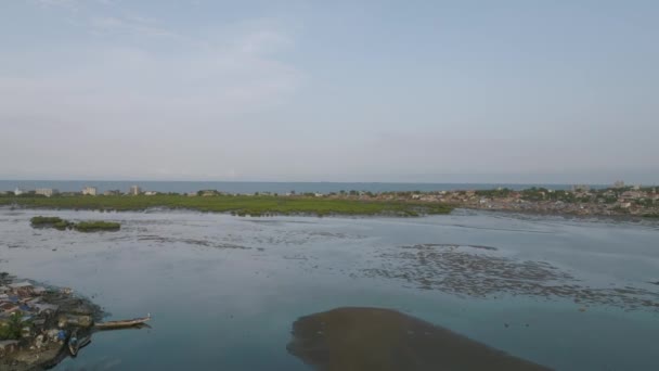 以香港仔 蓝利泳滩及海洋为背景的港湾上空飞越 — 图库视频影像