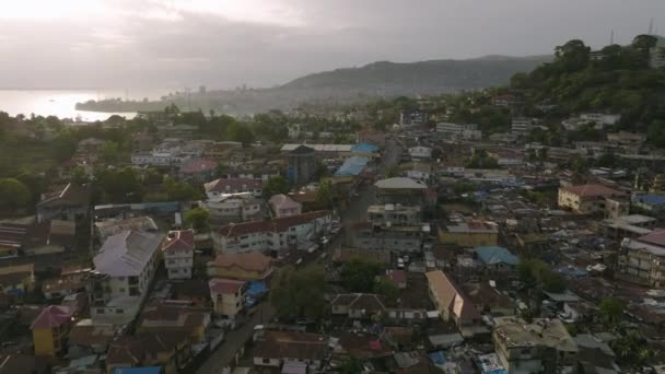 Gyors Légi Átszállás Freetown Belvárosában Sierra Leonéban Napkeltekor Reggeli Forgalommal — Stock videók