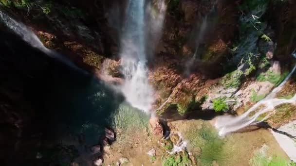 Vista Drones Arriba Hacia Abajo Inclinación Cascada Con Arco Iris — Vídeo de stock