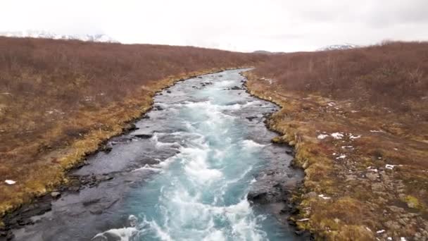 Άγρια Πάγο Κρύο Ποτάμι Στη Νοτιοδυτική Ισλανδία Εναέρια Drone Shot — Αρχείο Βίντεο