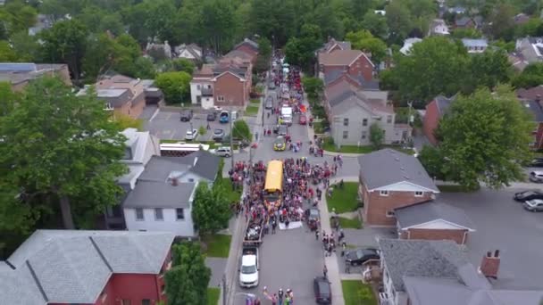 Zoom Aéreo Gente Celebrando Día Del Orgullo Con Desfile — Vídeo de stock