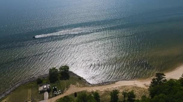 Barco Justo Costa Del Lago Michigan Cerca Muskegon — Vídeo de stock