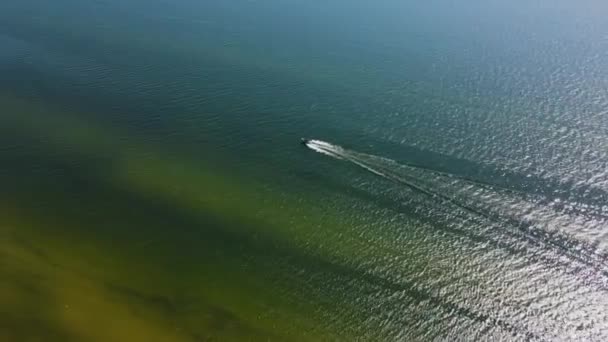 Ein Boot Das Sommer Entlang Der Küste Segelt — Stockvideo