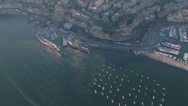 Survol Aérien Bateaux Ancrés Dans Mer Avec Ville Arrière Plan — Video