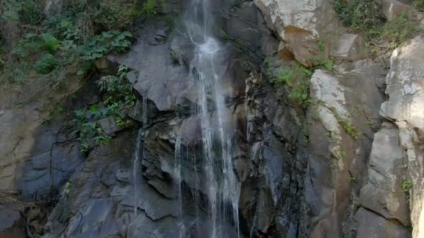 Waterfall Flowing Crag Mountains Cascada Yelapa Jalisco México Fechar Aéreo — Vídeo de Stock