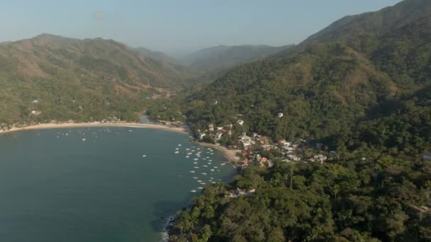 Bungalows Boats Beachfront Yelapa Town Resort Towering Forest Mountains Jalisco — Vídeo de Stock