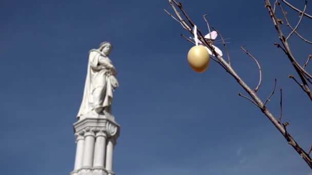 Tempo Pasqua Bolzano Focus Dello Scaffale Uovo Pasqua Alla Statua — Video Stock