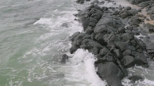 Slow Motion Luchtbeelden Van Oceaangolven Die Tegen Rotsen Botsen Sierra — Stockvideo
